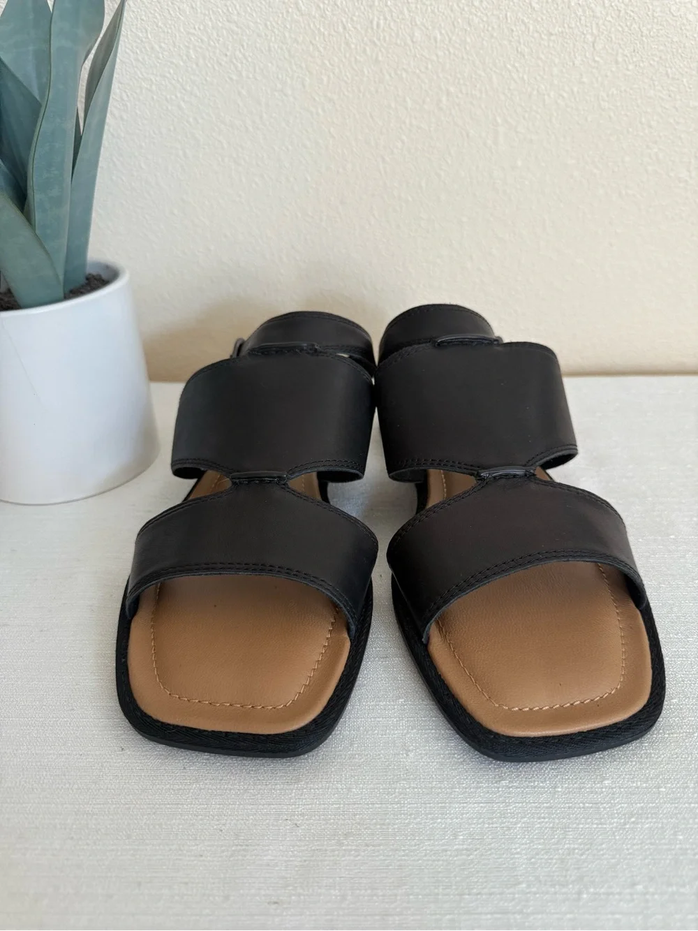 New UGG Women's Black Leather Comfort Sandals